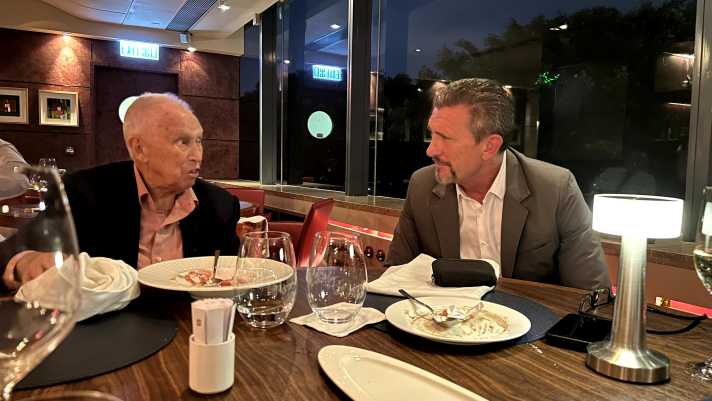 Neil und Martin beim Abendessen in Hongkong. Martin „Ich bin Neil sehr dankbar für die  Möglichkeit, die er mir in der Pryde Group für die Marke JP bot und bin sehr stolz ein Teil dieser einzigartigen Geschichte zu sein“.