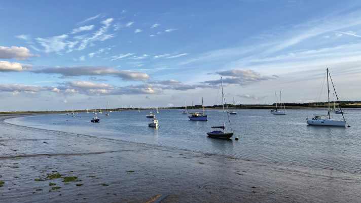 Muringfeld fast mitten im Deben. Bei Ebbe fallen die Uferbereiche großflächig trocken. Solche Flusshäfen sind verbreitet an der britischen Süd- und auch an der Ostküste. Für deutsche Crews ist es ein wenig gewöhnungsbedürftig, stets mit dem Dingi zwischen Boot und Land pendeln zu müssen.