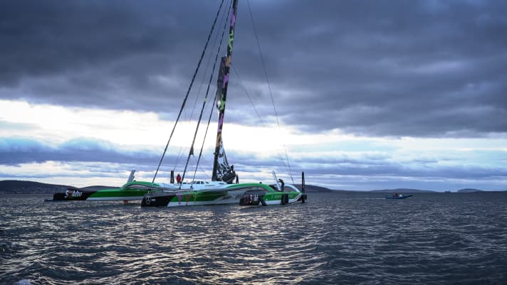 “Sodebo Ultim” nach dem Erreichen des sicheren Hafens von Hobart gestern Abend | Photo: Frederic Mohin/ Team Sodebo