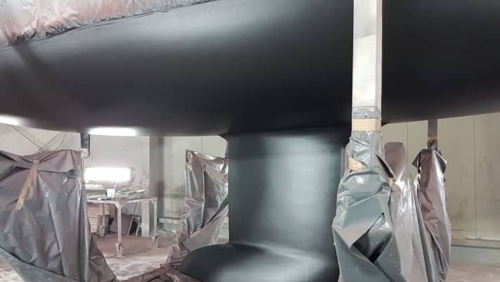 Grazie al substrato liscio e alla spruzzatura airless, anche la protezione antivegetativa è perfettamente liscia. L'antivegetativa autolucidante dura molti anni e deve essere solo parzialmente ritoccata.