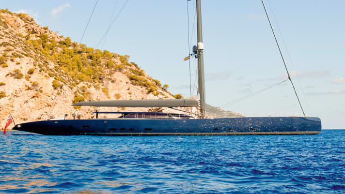 Pioneering silhouette for a world cruiser: stern overhang, flat superstructure and steep stem form Dubois' legacy with the high-performance rig