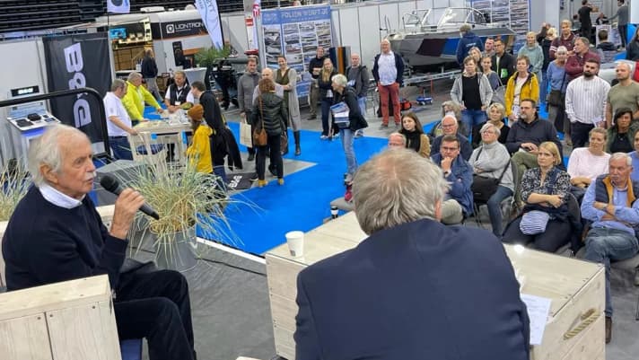 Wilfried Erdmann in un'intervista sul palco della fiera.