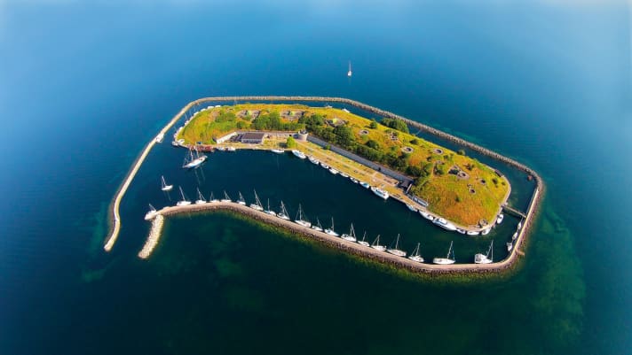 The artificial island is surrounded by a pier, with space for many yachts in between. Packages are to be expected