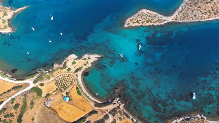 Lipsi: The main harbour is located right at the foot of the small but pretty town. A new pier was built on the port side at the entrance in July; however, the water depths looked quite shallow! By far the most beautiful anchorage: Lyra in the south-east. Restaurant tip there: the "Dilaila" on the shore