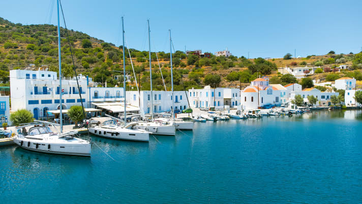 Nisyros : le port principal de Mandraki est trop agité, il vaut mieux aller à Paloi au nord-est. La voie d'accès y est toutefois très ensablée, en juillet il n'y avait plus que 2,30 mètres environ. Clarifier avant d'entrer ou avancer lentement ! Au port, il y a une location de mobylettes (20 euros/jour) et de bons restaurants.