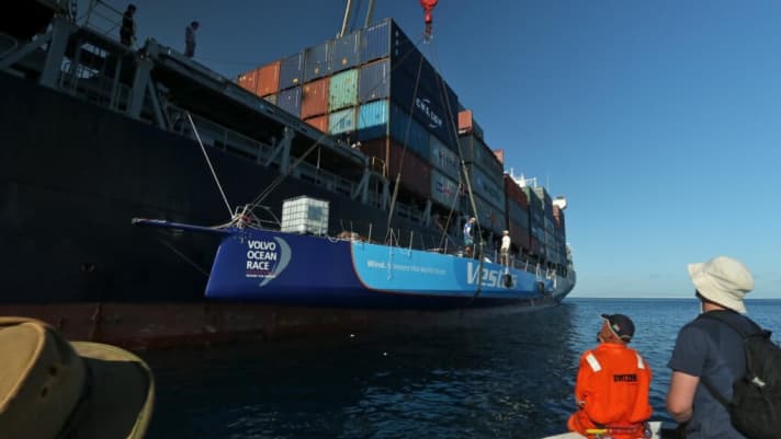   "Vestas Wind" wird auf ein Containerschiff gehoben