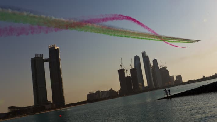   Fino all'arrivo delle imbarcazioni ad Abu Dhabi, il programma di intrattenimento è molto ampio. Anche l'aeronautica militare mostra cosa sa fare