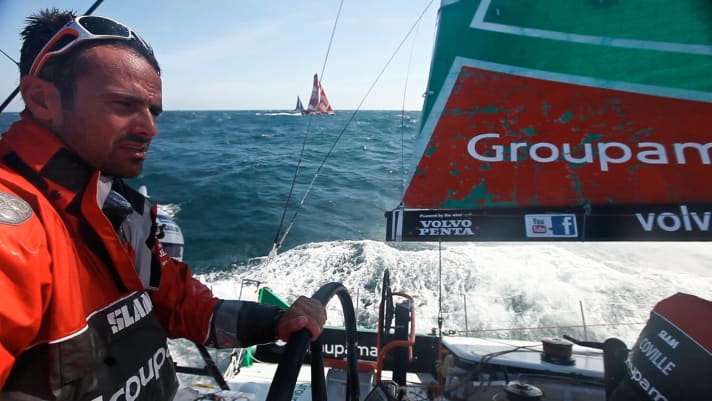   Le chef à la roue : Franck Cammas s'est lancé malgré un bateau fragile et a remporté la deuxième partie de la deuxième étape avec Groupama.