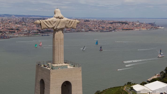   Groupama mène la flotte devant la statue de Cristo Rei lors de l'In-Port Race