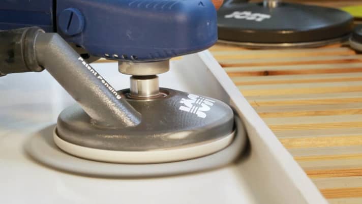   Der P1-staubfrei-Spezialteller kann auch mit übergroßen Scheiben schleifen. So lassen sich auch Kanten bearbeiten