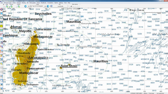   Screen Shot Adrena/C-Map: "Cargados Carajos Shoal" can be seen inconspicuously in the centre of the picture. Can it be overlooked? This zoom level would be normal for viewing the competitors and the local weather. It is zoomed out even further for the large-scale strategy. At this zoom level, no land can be seen there; at "first glance" you can only see the depth of 46 metres