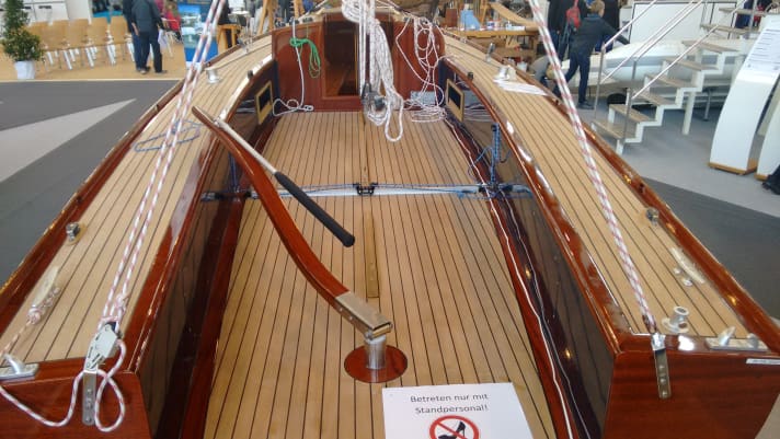   Un sacco di legno per gli occhi. Ma la barca è disponibile a un prezzo inferiore anche nella sola finitura in vetroresina.