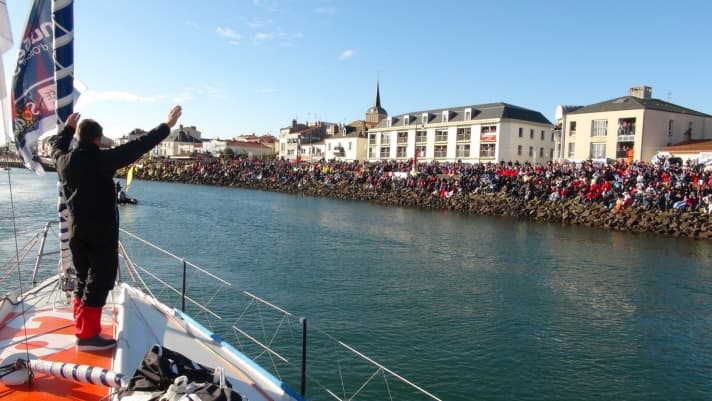  Emotional: die Passage an den Fans vorbei im Hafenkanal von Les Sables d'Olonne