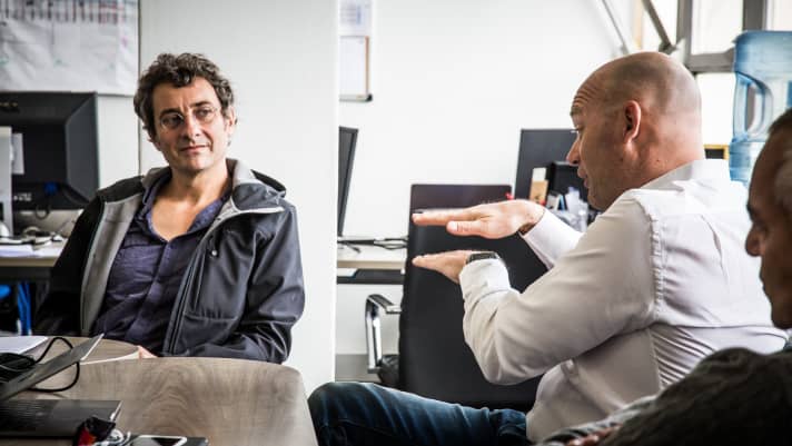   Guillaume Verdier e Mark Turner, capo della Volvo Ocean Race, a colloquio con lui