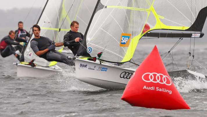   Im Medaillenfinale hatten die Lokalmatadoren Justus Schmidt und Max Boehme bei ihrem Comeback im 49er nach rund einjähriger Pause wieder alles im Griff und siegten. In der Endabrechnung wurden sie Sechste