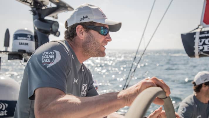   Lo skipper di Dongfeng Charles Caudrelier al volante