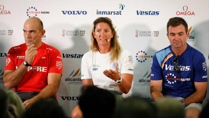   Lo skipper di "Turn the Tide on Plastic" Dee Caffari al centro di Charlie Enright (a destra, Vestas 11th Hour Racing) e dello skipper di Mapfre Xabi Fernandez.