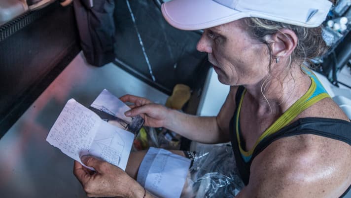   Mentre a terra circolavano molti comunicati stampa, martedì Carolijn Brouwer, trimmer di Dongfeng, ha letto a bordo una lettera di suo figlio piccolo.