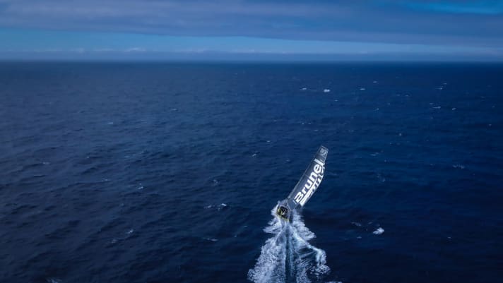   Der Rückstand auf Spitzenreiter AkzoNobel war für Bouwe Bekkings Team Brunel am Donnerstagmorgen auf fast 17 Seemeilen angewachsen. Bei noch immer gut 5000 Seemeilen bis in den braislianischen Etappenhafen Itajaì ist das zwar kein Grund zu großer Sorge, aber mit Blick auf das gerissene Segel doch ein Ärgernis