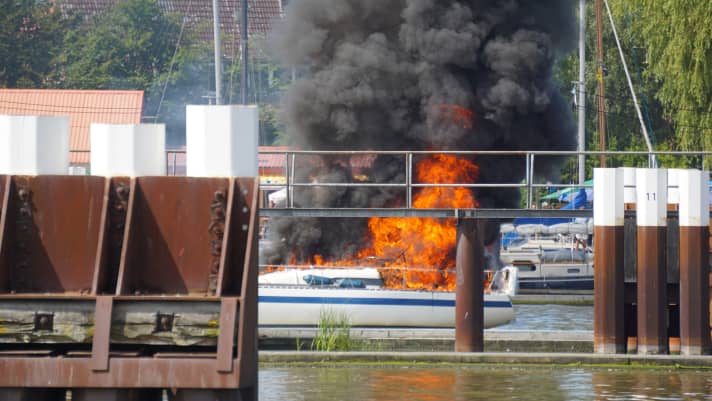   Erreicht das Feuer diese Ausmaße, gibt es für die Yacht keine Rettung mehr