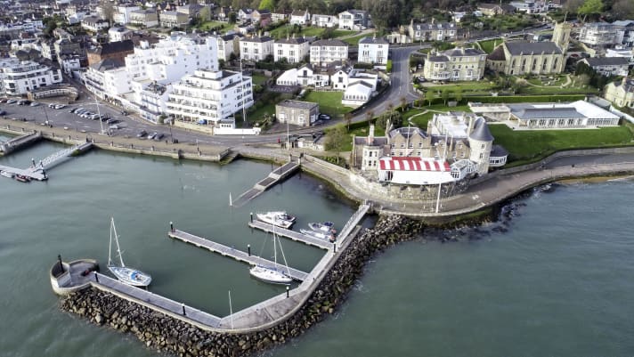   Il Royal Yacht Squadron inglese è uno dei club velici più famosi al mondo. È lo sfidante ufficiale per conto di Sir Ben Ainslie e del suo Ineos Team UK, in conformità con le disposizioni del Deed of Gift della Coppa.