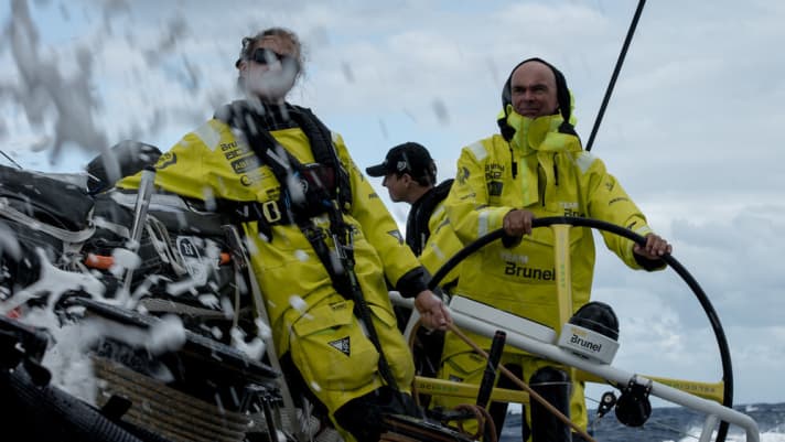   Le patron de Brunel, Bouwe Bekking, est à la barre, Annie Lush, responsable de l'inventaire des voiles du yacht, est à ses côtés.