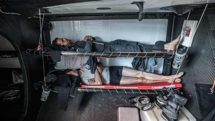   Dormir dans la Volvo Ocean Race est généralement un plaisir bref et confiné. Mais la plupart des navigateurs et navigatrices peuvent dormir en toutes circonstances et immédiatement, tant ils sont fatigués de se glisser dans leur couchette. En route vers l'équateur, il fait de plus en plus chaud et humide sous le pont - une contrainte supplémentaire.