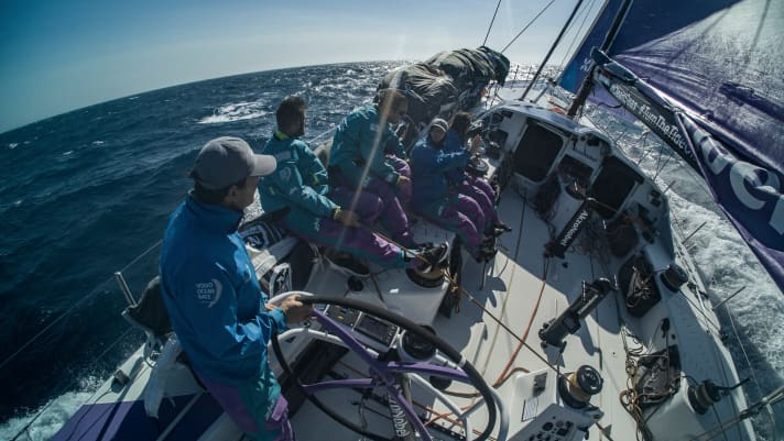   La disputa tra l'ex skipper Simeon Tienpont, ora forse rientrato, e l'azienda chimica AkzoNobel è diventata un banco di prova per l'equipaggio.