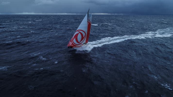   Dans un scénario sombre, le Dongfeng Race Team de Charles Caudrelier s'approche du Cap Horn