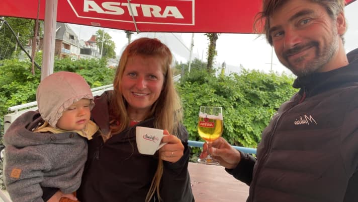   Fishing greetings from Hamburg to Japan: Boris Herrmann and his wife Birte Lorenzen-Herrmann keep their fingers crossed for Tina Lutz and Susann Beucke in the 49erFX final on Monday with their daughter Malou