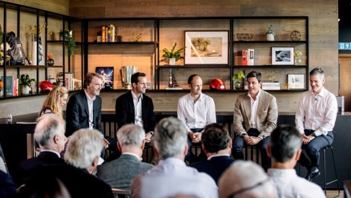  In einer von Sir Ben Ainslies Ehefrau Georgie Ainslie moderierten Live-Schau stellte das Team Ineos Britannia seine neue Struktur und neue Köpfe im Team vor. Auf diesem Bild (v.r.): James Allison, Toto Wolff, Dave Endean, Sir Ben Ainslie und Sir Jim Ratcliffe