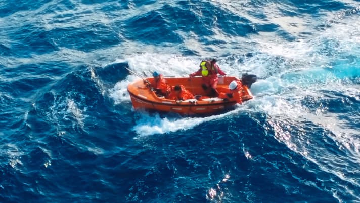   Pas encore tout à fait en sécurité. Le bateau retourne au porte-conteneurs. Là, l'équipage doit effectuer la manœuvre la plus difficile : remonter à bord en se balançant sur le crochet.