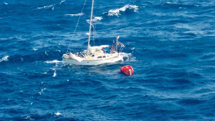  Dangereuse confusion à bord de l'avarie. Le canot de sauvetage risque de se prendre des amarres dans l'hélice et ne peut pas s'approcher plus près. Le plaisancier doit sauter à l'eau