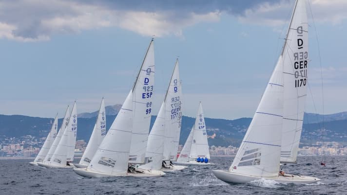   Die Drachen sind vor Palma los: Hier ist mit der Segelnummer GER 1170 Jorrit Beekmans Crew im Feld zu sehen