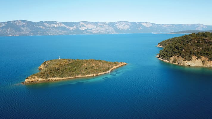   Un îlot minuscule au fond du golfe de Gökova. Sur la rive, le dériveur est de la taille d'une tête d'épingle.
