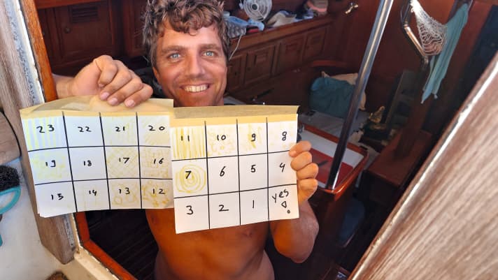   Das Paar zählt die Tage bis zur ersehnten Ankunft in Hiva Oa. Noch eine Woche! Ein guter Grund für ein strahlendes Lächeln, denn das Bordleben in permanent rollender See ist äußerst kräftezehrend