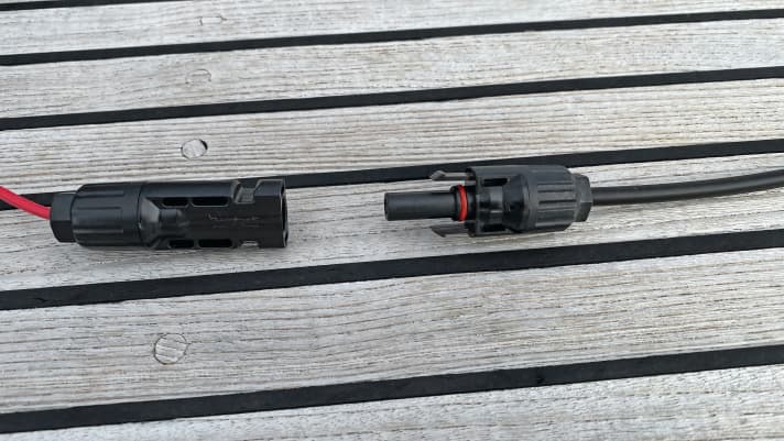   Etanche à l'eau. Les connecteurs du panneau solaire pliable sont dotés d'un code couleur unique et se verrouillent en un seul clic.