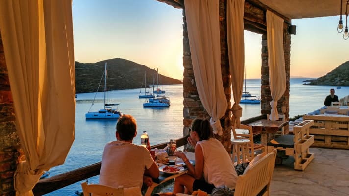 Guardare i tramonti nella doppia baia di Fikiadha/Kolona dall'unico ristorante del villaggio è un sogno.