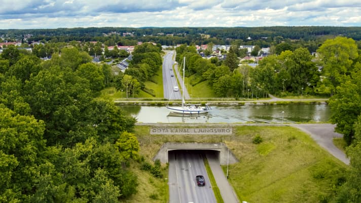 Swimming over moving cars? This is possible with your own yacht on the Göta Canal in Sweden