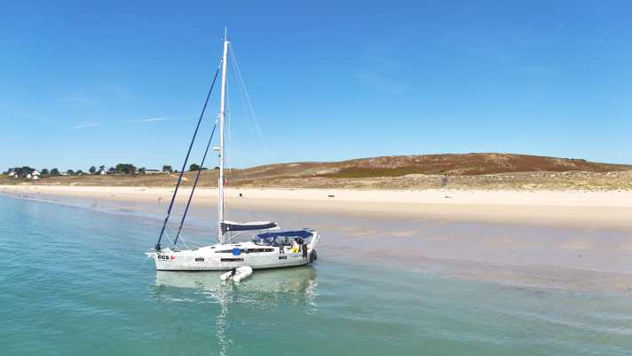 Piedi quasi asciutti a riva. Sensazione caraibica sulla spiaggia da sogno Tréac'h er Gourèd sull'Île d'Houat.