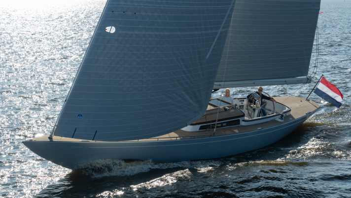 Eagle 46 : longueur de la coque 14,26 m ; largeur 3,03 m ; poids 7,5 t ; à partir de 862 750 euros.