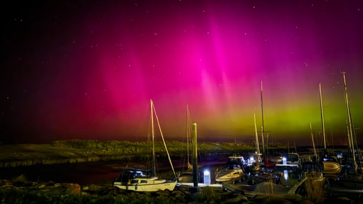 Questa foto impressionante è stata scattata a soli 55 chilometri di distanza: Thomas Hayen ci ha inviato una foto dell'aurora boreale sopra il porto di Bensersiel
