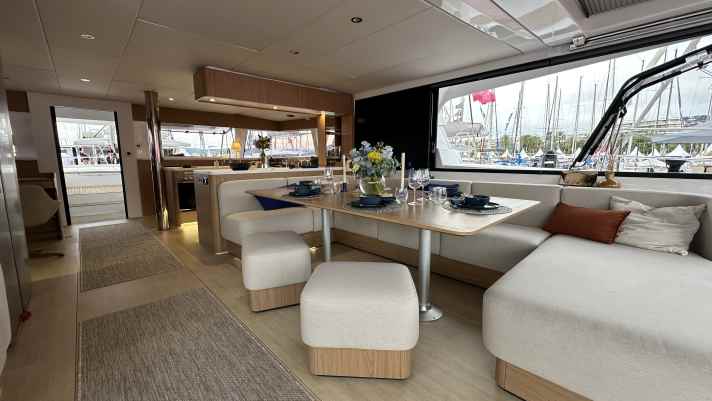 Bali 5.8: Rumpflänge 17,65 m, Breite 9,06 m, Gewicht 24,9 t, ab 1.73 Mio Euro