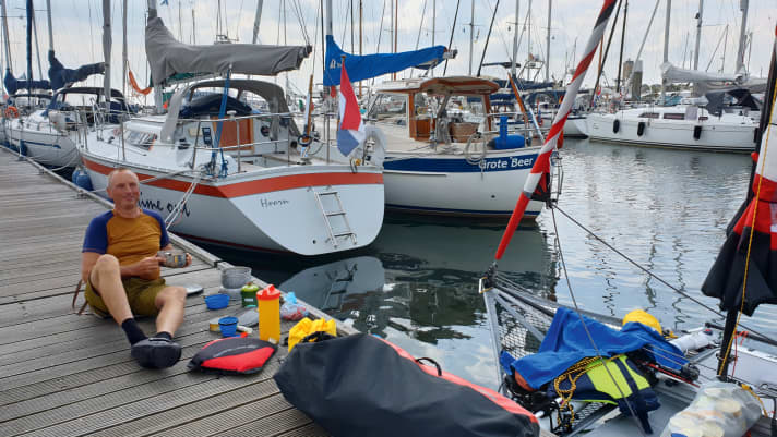 Kujawa cucina all'aperto, qui a Terschelling. Il tempo gioca a favore