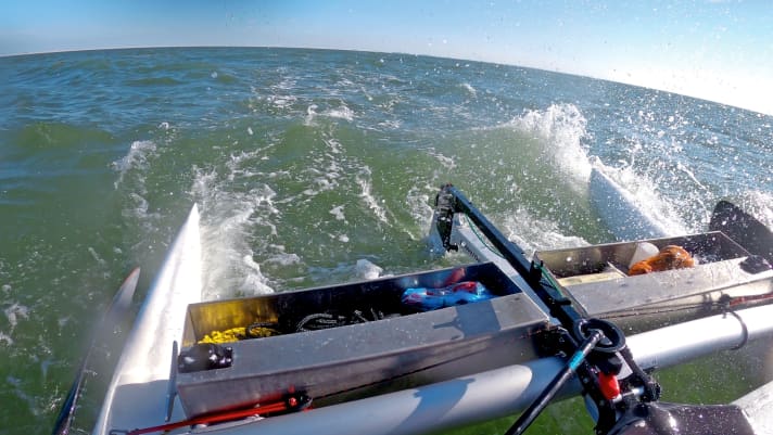 Alcune delle attrezzature scompaiono in grandi scatole di metallo a poppa durante la navigazione.