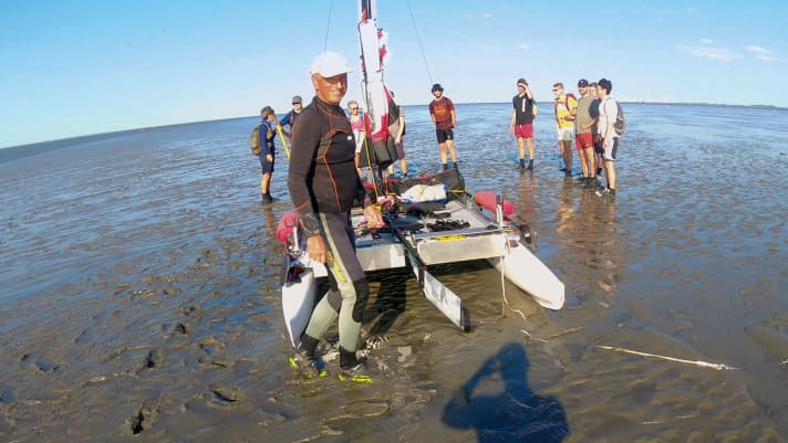 At low tide, the sailor is marvelled at by mudflat walkers. Soon the journey continues