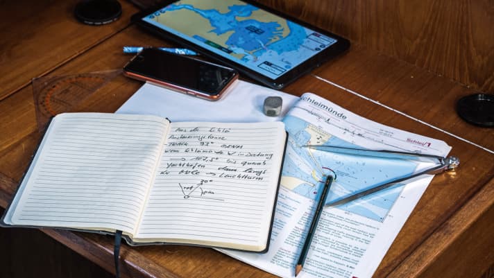 Trotz Tablet, Plotter und Co. haben Papierkarten, Revierhandbücher und das Notizbuch nicht ausgedient. Schon das Notieren hilft, die geplante Route besser zu verinnerlichen