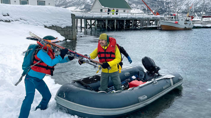 The crew and their ski equipment are brought ashore in the dinghy. Not always an easy endeavour