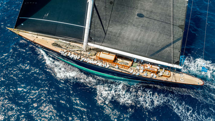 Statt auf der Kante zu hocken, schmiegt sich die Crew an Deck, das verunziert nicht die Göhl.