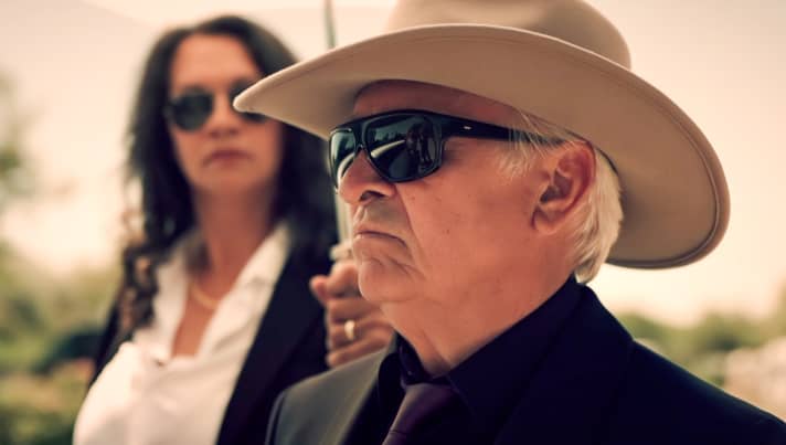 Henry Hübchen, früher selber aktiver Windsurfer, spielt den zwielichtigen Investor. Im echten Leben ist er gut mit der Crew vom Surfcenter Wustrow befreundet